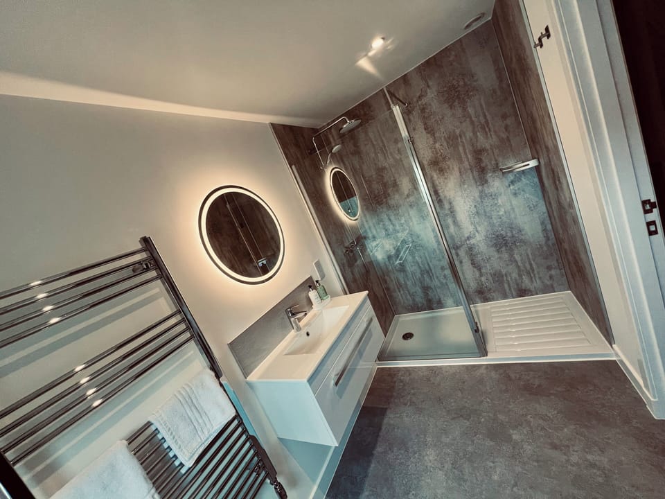 Double Room, Ensuite, River View | Free WiFi, bed sheets