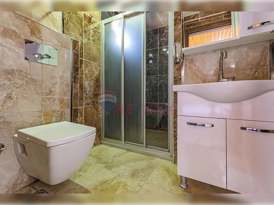 Superior Double Room, 1 Queen Bed | Bathroom | Shower, free toiletries, hair dryer, slippers