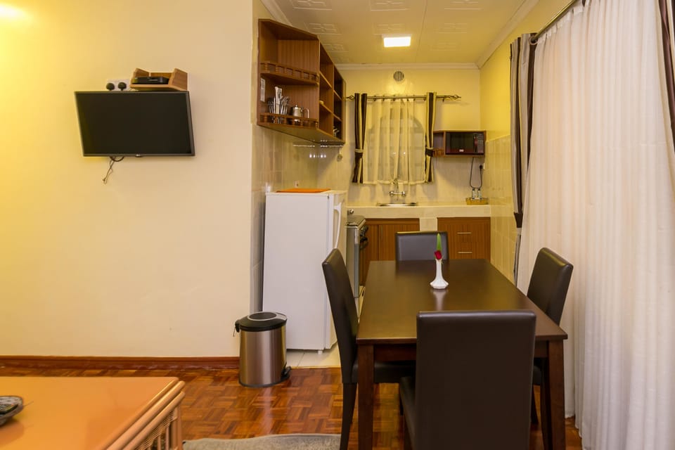 Basic Suite, 2 Bedrooms | In-room dining