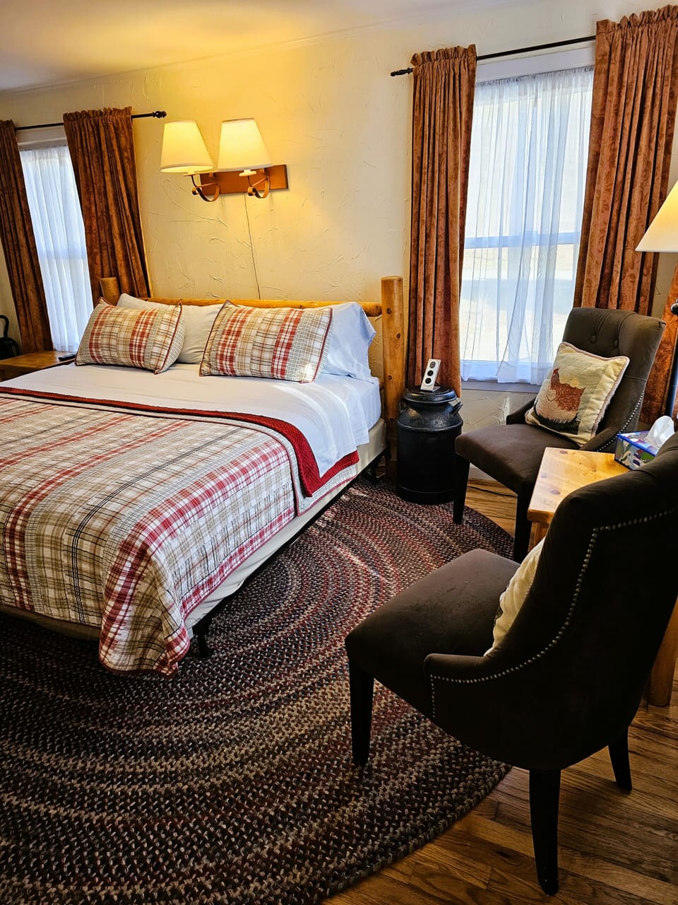 Bluejay Cache | Desk, iron/ironing board, free WiFi, bed sheets