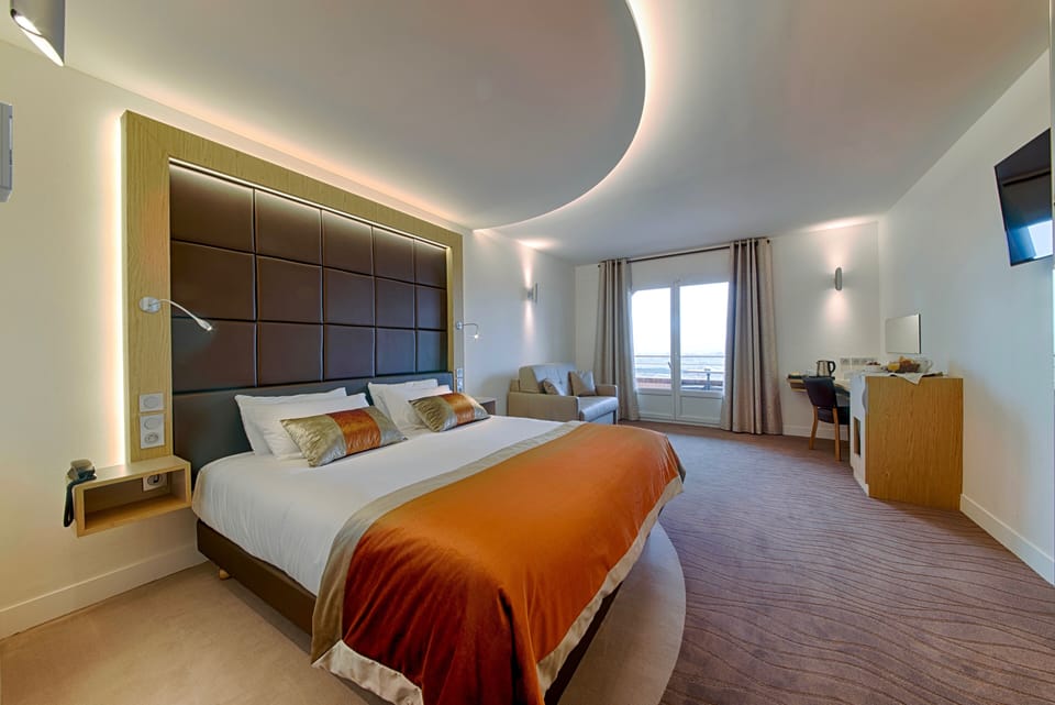 Premium Single Room, Balcony | Desk, blackout drapes, iron/ironing board (on request), WiFi (free)