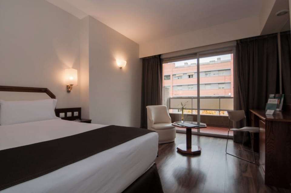 Double Room Single Use | Down comforters, desk, soundproofing, iron/ironing board