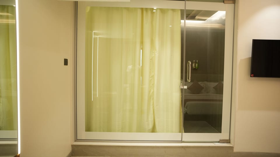 Family Studio Suite | Bathroom | Free toiletries, hair dryer, towels, soap
