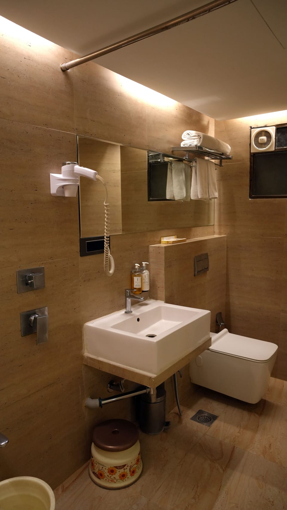Deluxe Room, City View | Bathroom | Free toiletries, hair dryer, towels, soap