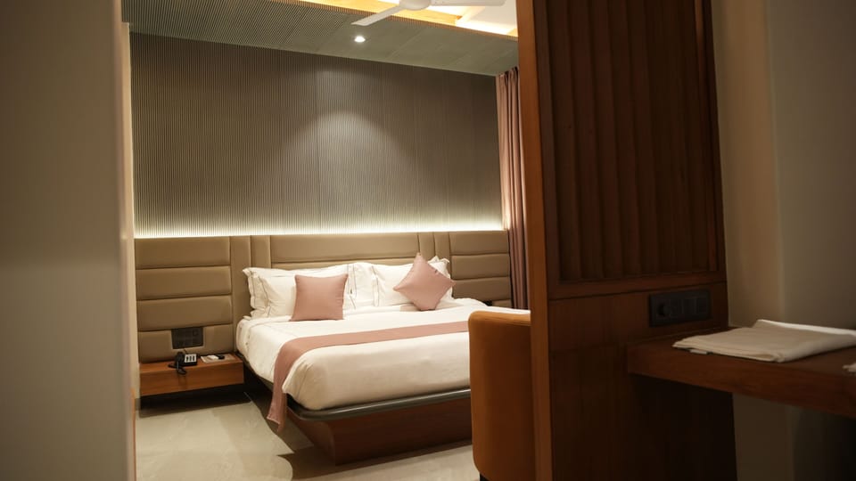 Classic Room | Premium bedding, in-room safe, desk, blackout drapes