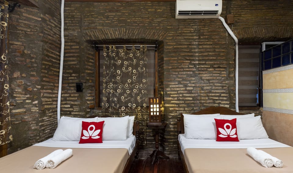 Family Room | Desk, iron/ironing board (on request), rollaway beds (surcharge)