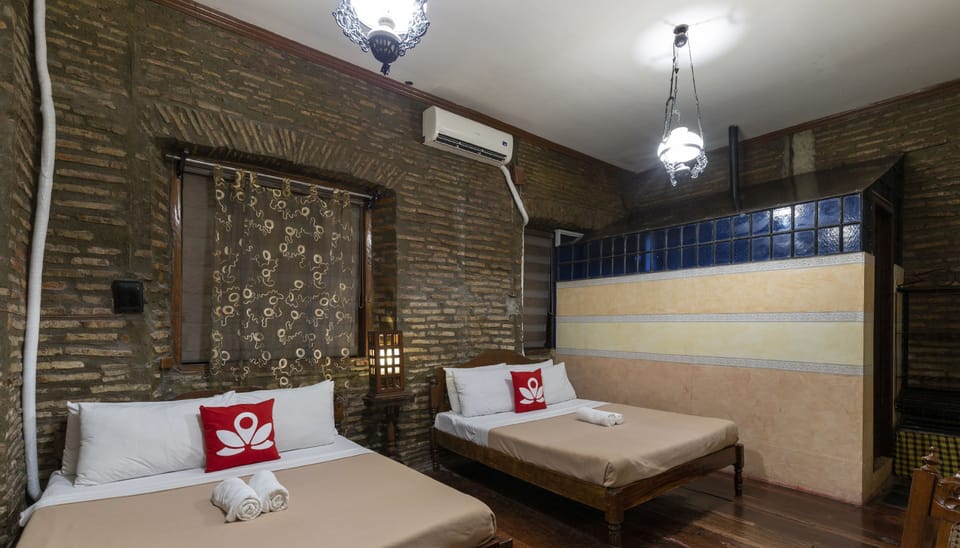 Family Room | Desk, iron/ironing board (on request), rollaway beds (surcharge)