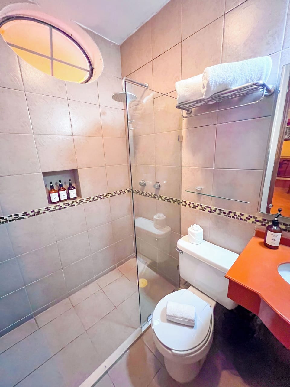 Double Room | Bathroom | Shower, free toiletries, hair dryer, towels