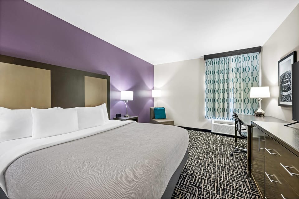 Standard Room, 1 King Bed, Non Smoking | Pillowtop beds, desk, iron/ironing board, cribs (free)