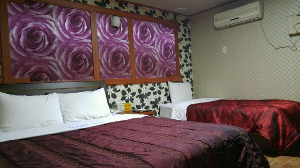 Standard Twin Room | Desk, free WiFi