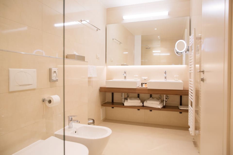 Superior Double Room, 1 Bedroom, Sea View | Bathroom | Rainfall showerhead, free toiletries, hair dryer, bathrobes