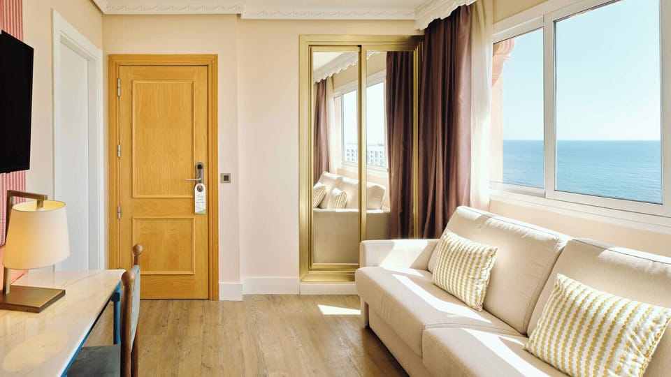 Junior Suite | Premium bedding, minibar, in-room safe, desk