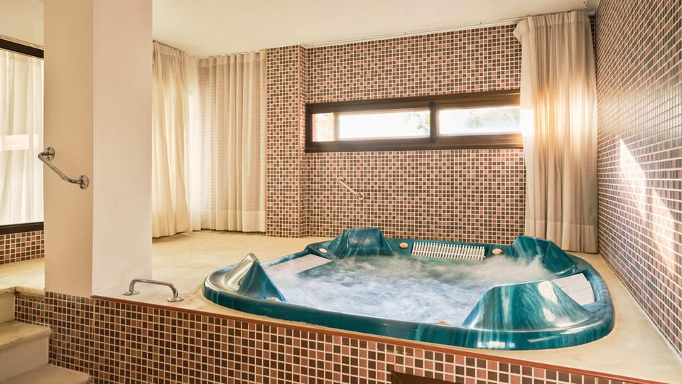Indoor spa tub