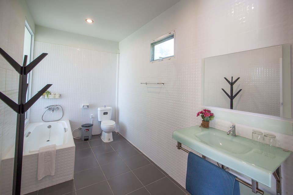 Garden Cottage  | Deep soaking bathtub