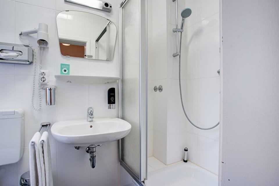 Basic Double Room | Bathroom | Hair dryer, towels