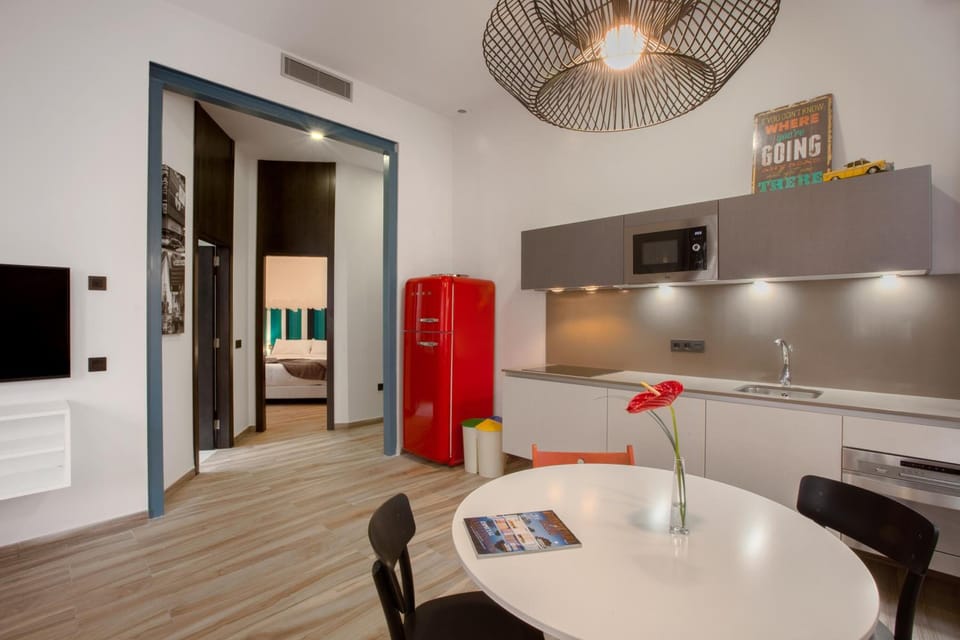 Family Suite, 2 Bedrooms, 2 Bathrooms (Suite Doble) | Private kitchen | Fridge, microwave, stovetop, dishwasher