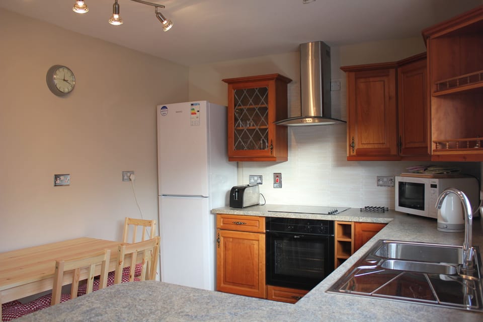 House, 2 Bedrooms | Private kitchen | Fridge, microwave, coffee/tea maker, electric kettle