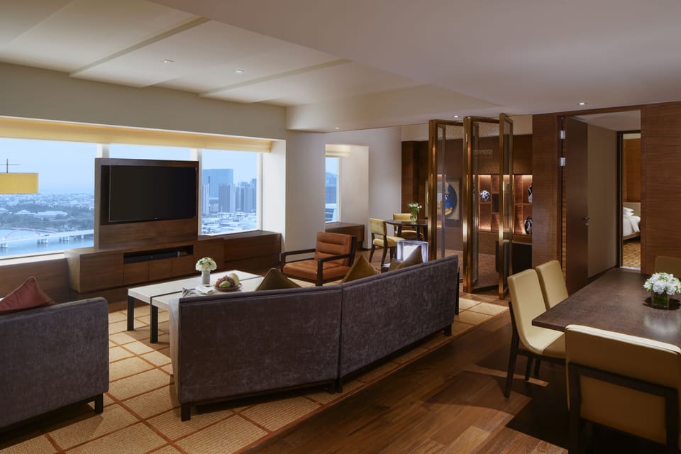 Regency Executive Suite | Living area | Flat-screen TV