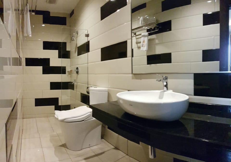 Exclusive Room | Bathroom | Shower, free toiletries, hair dryer (on request), slippers