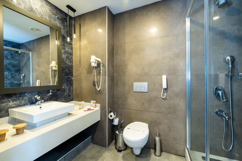 Combined shower/tub, free toiletries, hair dryer, slippers