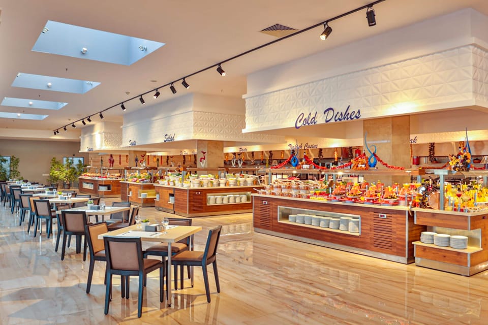 4 restaurants; breakfast, lunch, and dinner served