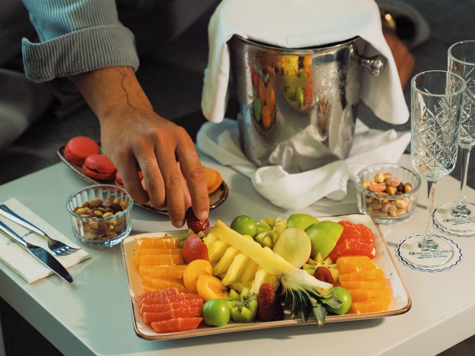 4 restaurants; breakfast, lunch, and dinner served