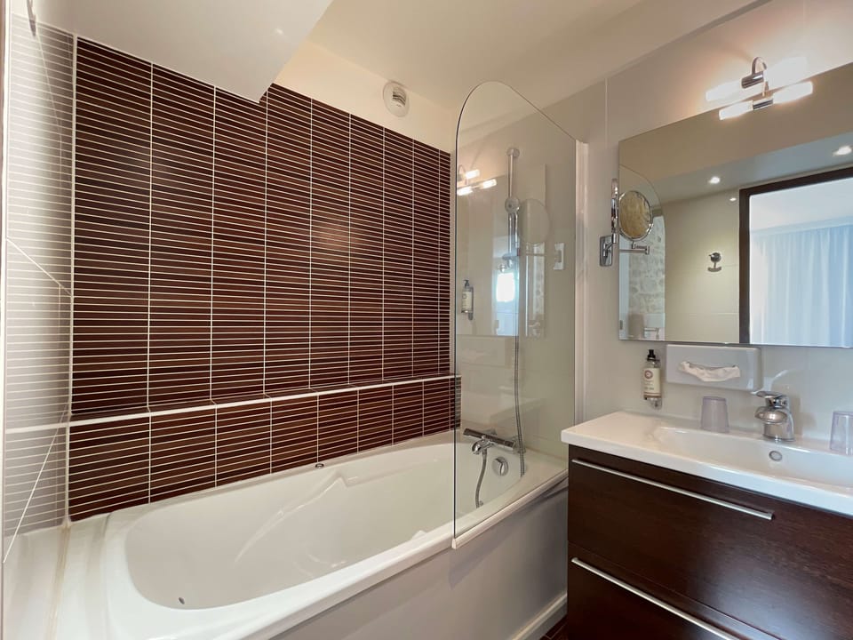 Deluxe Room, 1 Queen Bed, Non Smoking | Bathroom | Shower, eco-friendly toiletries, hair dryer, bathrobes