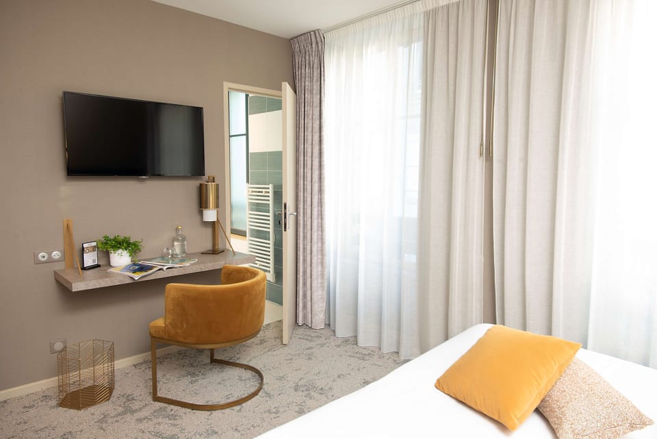 In-room safe, individually furnished, desk, laptop workspace