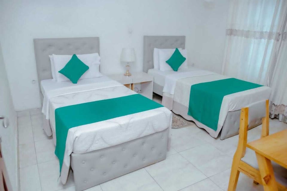 Separate tub and shower, hydromassage showerhead, free toiletries