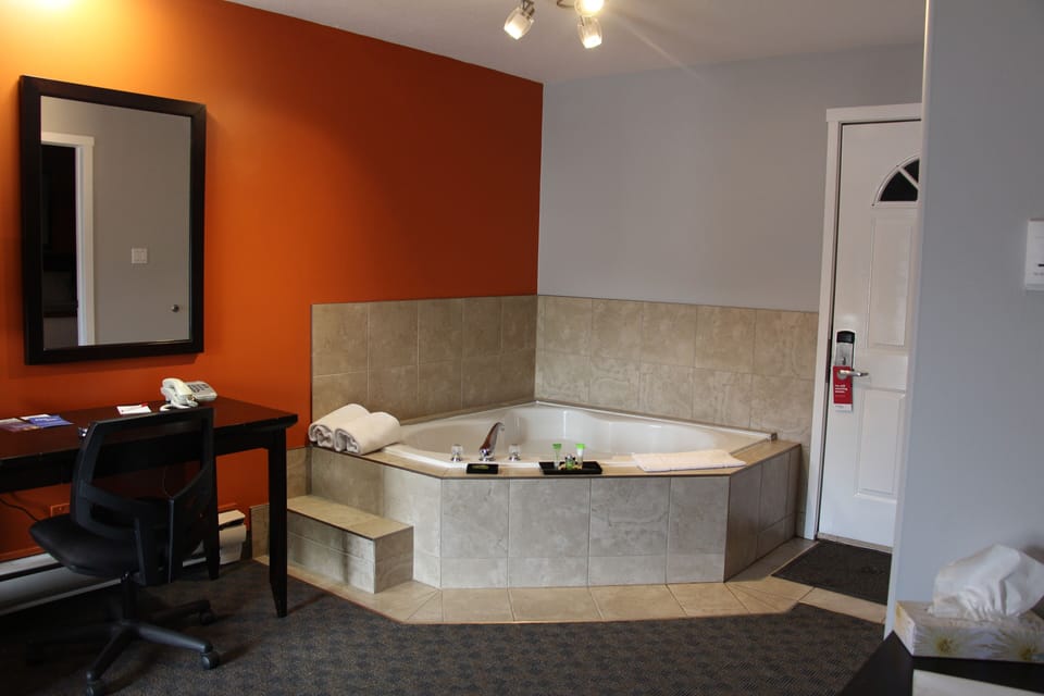 Deluxe Single Room | Down comforters, pillowtop beds, desk, laptop workspace