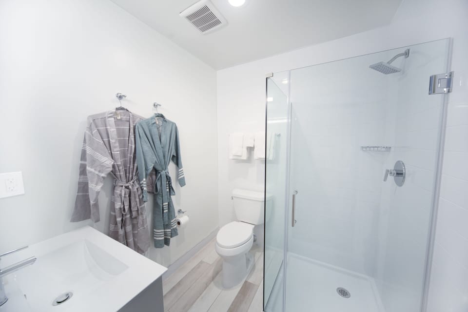 Shower, free toiletries, towels