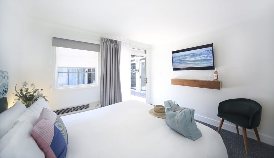 Courtyard Queen | Blackout drapes, iron/ironing board, WiFi (free), bed sheets