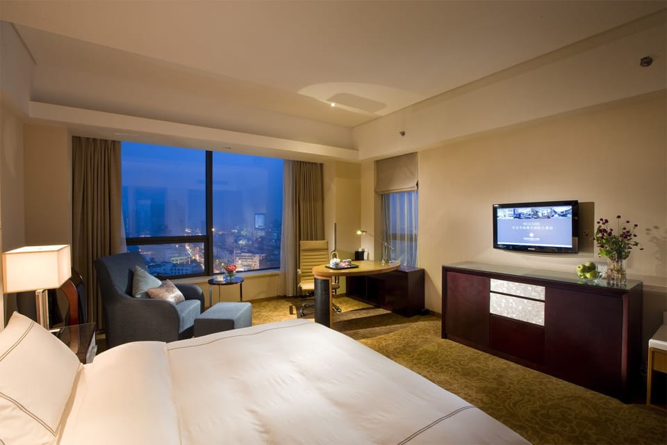 Executive Room | Minibar, in-room safe, desk, blackout drapes