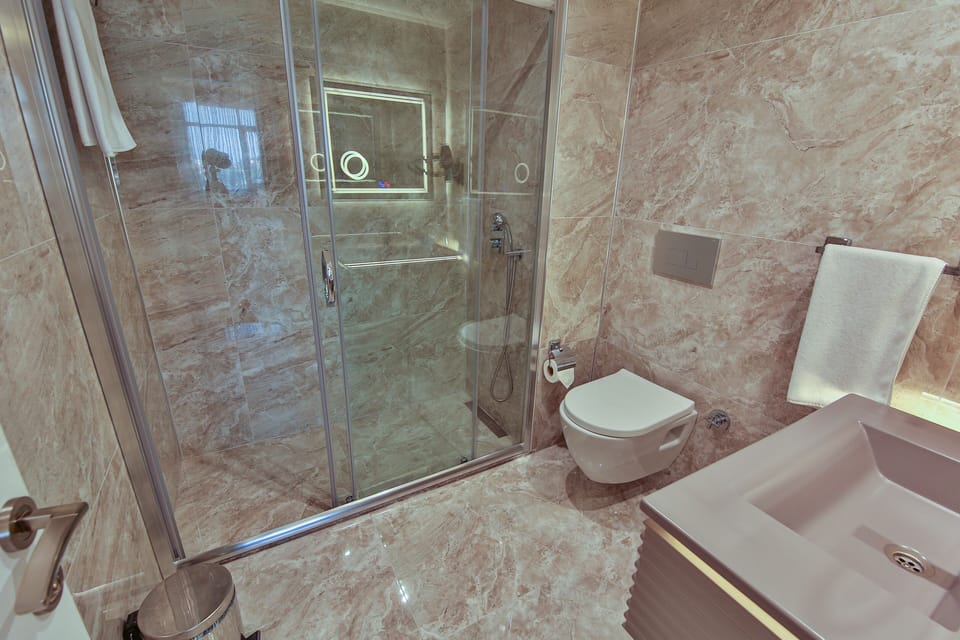 Classic Double Room, Sea View | Bathroom | Shower, rainfall showerhead, free toiletries, hair dryer