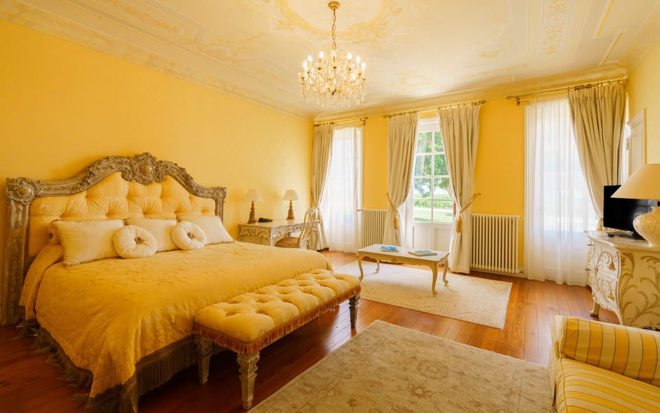 Suite Vénitienne | Minibar, in-room safe, individually decorated, individually furnished