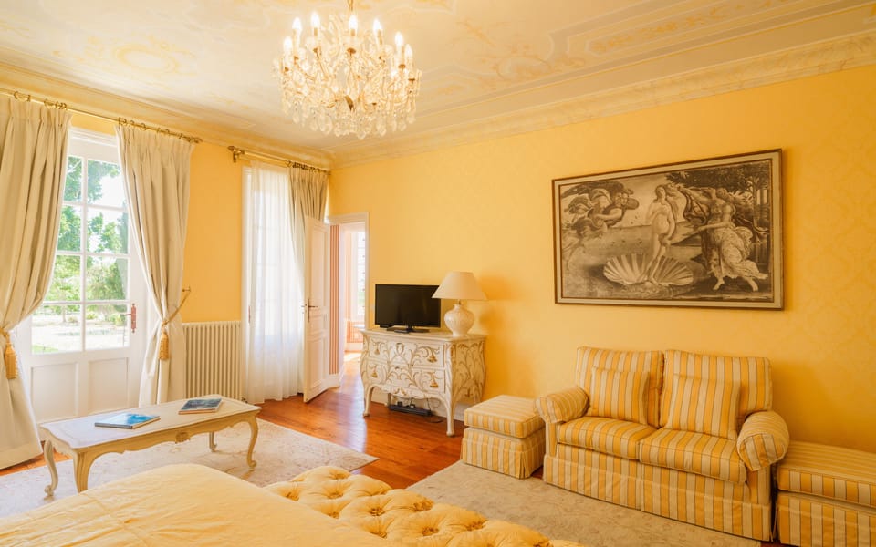 Suite Vénitienne | Minibar, in-room safe, individually decorated, individually furnished