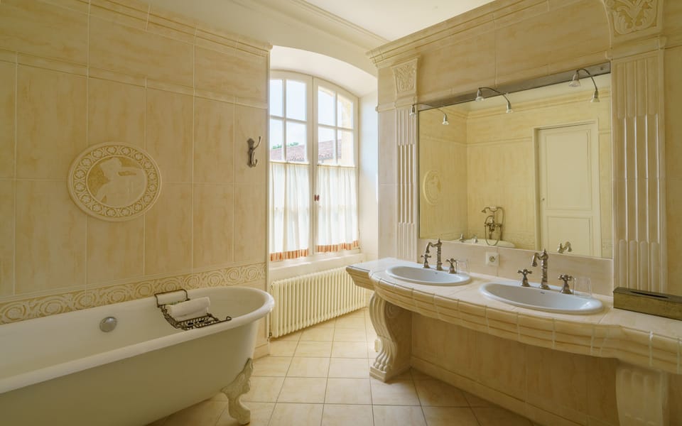 Suite Vénitienne | Bathroom | Bathtub, free toiletries, hair dryer, towels