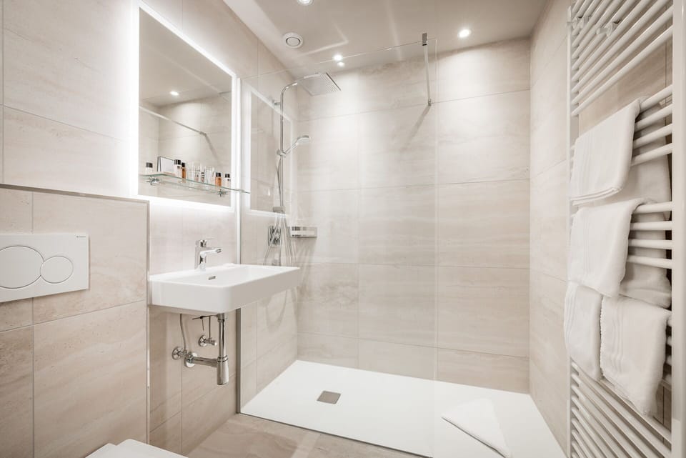 Superior Double Room | Bathroom | Hair dryer, towels, soap, shampoo