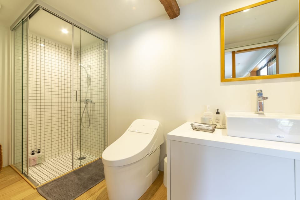 Traditional Room | Bathroom | Free toiletries, hair dryer, bathrobes, bidet