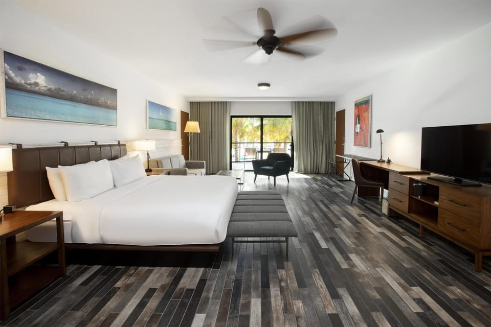 Suite (The Commodore Suite) | Premium bedding, pillowtop beds, in-room safe, individually decorated