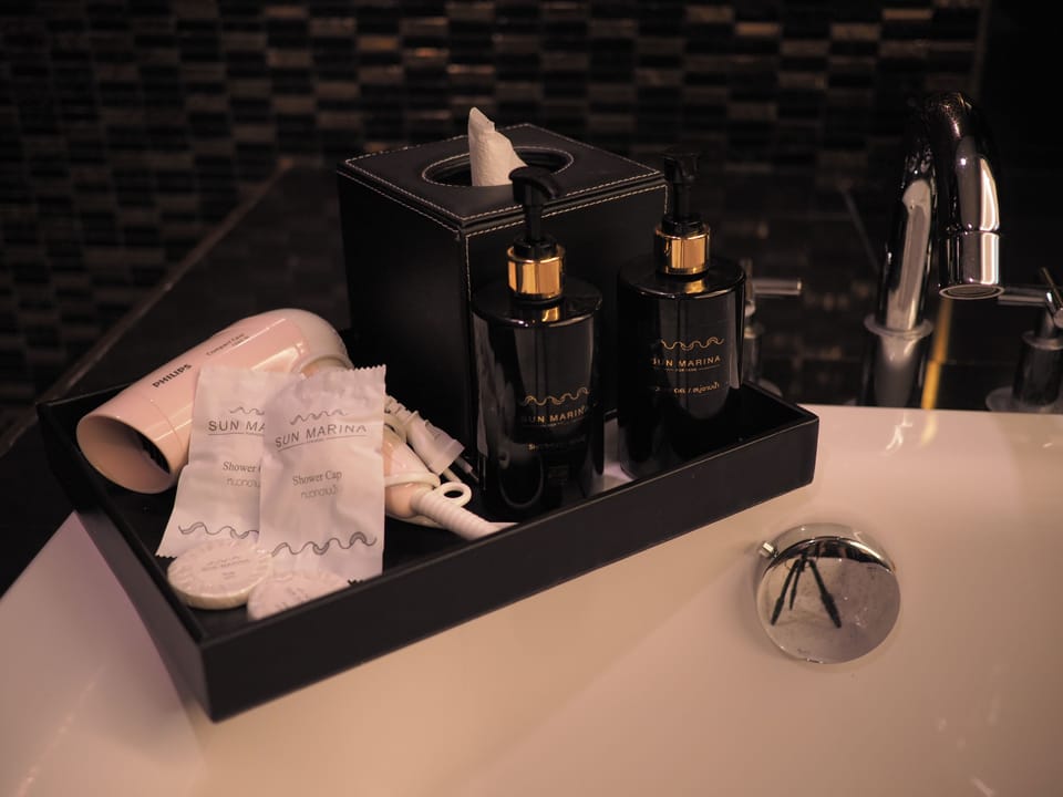 Shower, rainfall showerhead, free toiletries, hair dryer