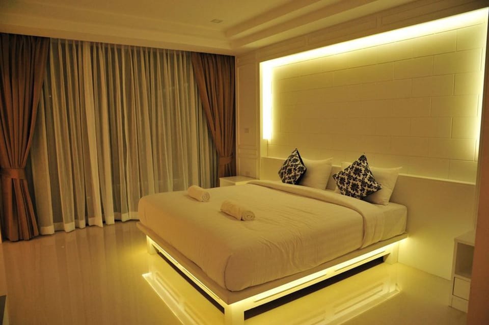 Luxury | Minibar, desk, blackout drapes, rollaway beds