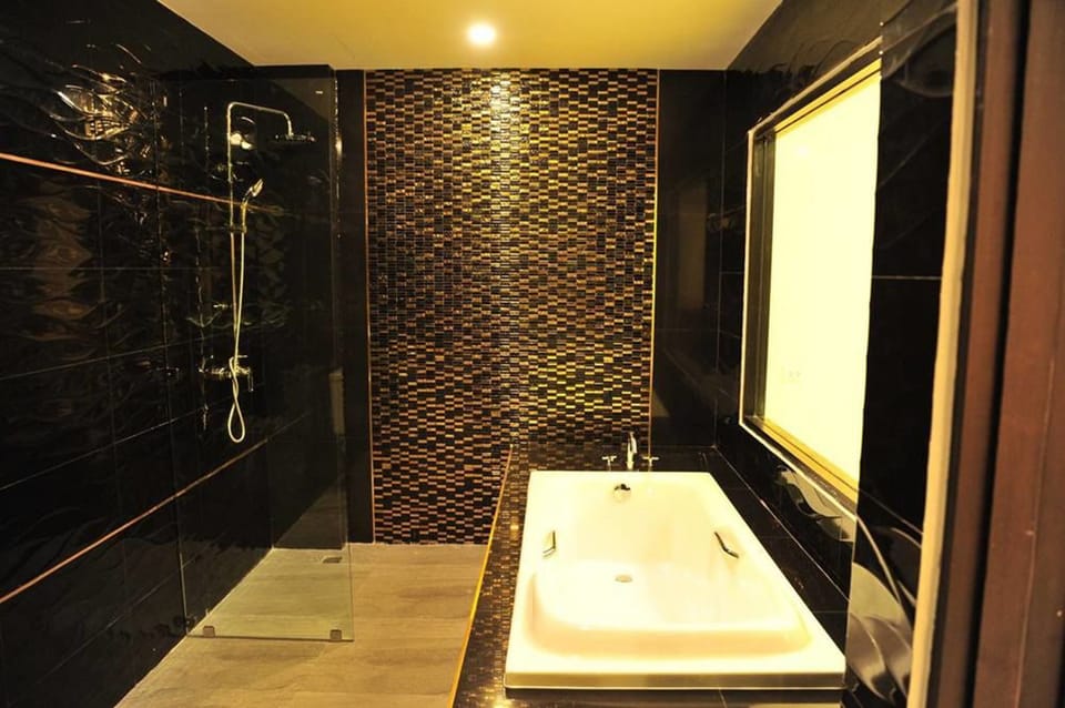 Luxury Pool Access | Bathroom | Shower, rainfall showerhead, free toiletries, hair dryer