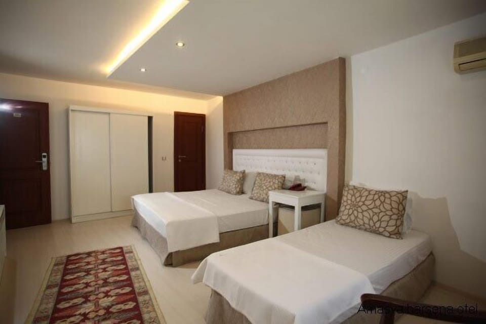Standard Double or Twin Room | Minibar, individually decorated, individually furnished, desk