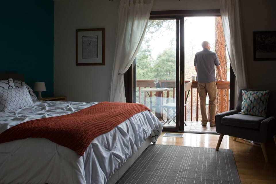 Comfort Single Room, 1 Queen Bed | Iron/ironing board, WiFi (free), bed sheets