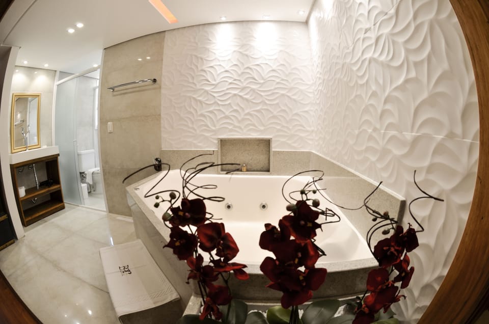 Deluxe Suite, Hot Tub | Minibar, in-room safe, desk, iron/ironing board