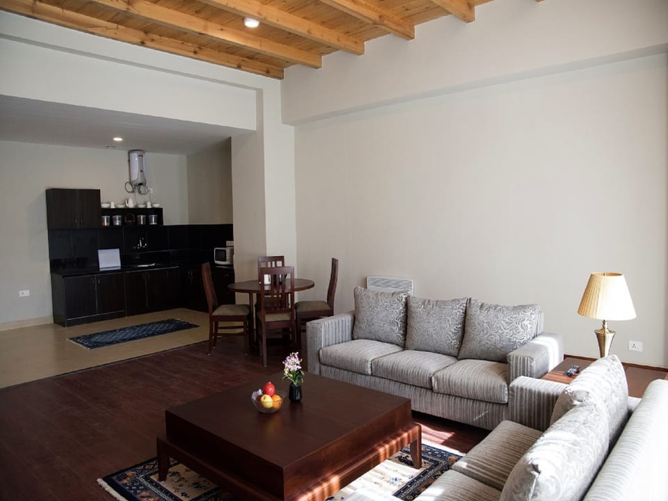 Luxury Suite | Private kitchen | Coffee/tea maker, electric kettle