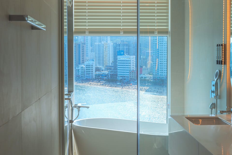 Royal Room, Non Smoking, Ocean View | Bathroom | Hair dryer, bathrobes, slippers, bidet