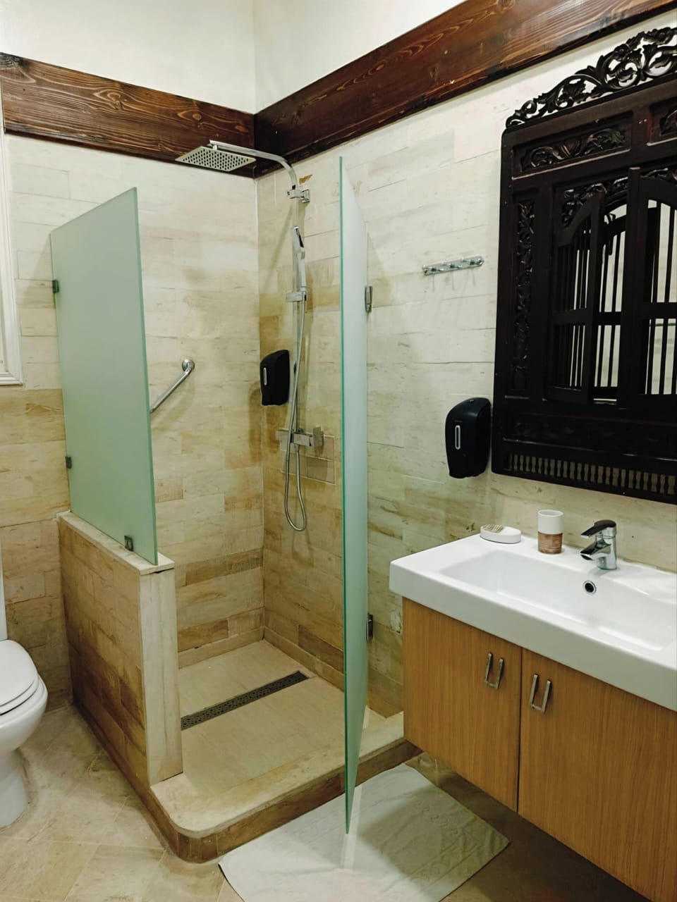 Superior Room (Verte) | Bathroom | Shower, free toiletries, hair dryer, towels