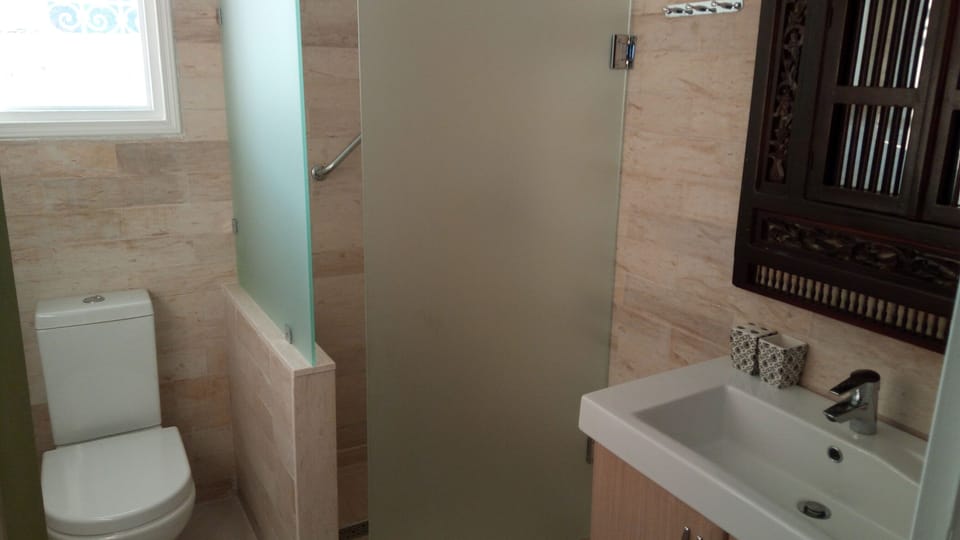 Superior Room (Verte) | Bathroom | Shower, free toiletries, hair dryer, towels